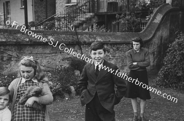 DR.ROBERT(ROBBIE) O'MEARA & FAMILY AT 81 PEMBROKE ROAD INCL MRS MCDONNELL (MARY O'M)